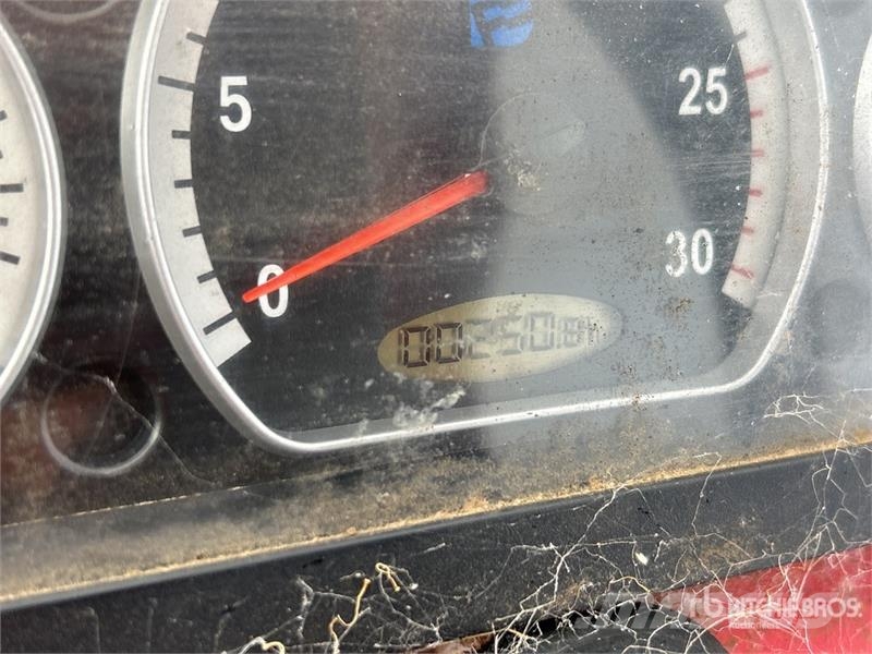 Dong Feng ZB35 4WD Tractor (Inoperable) Tratores