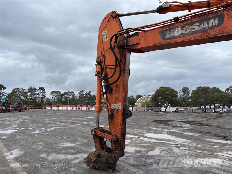 Doosan DX300LC Tracked Excavator 履带挖掘机