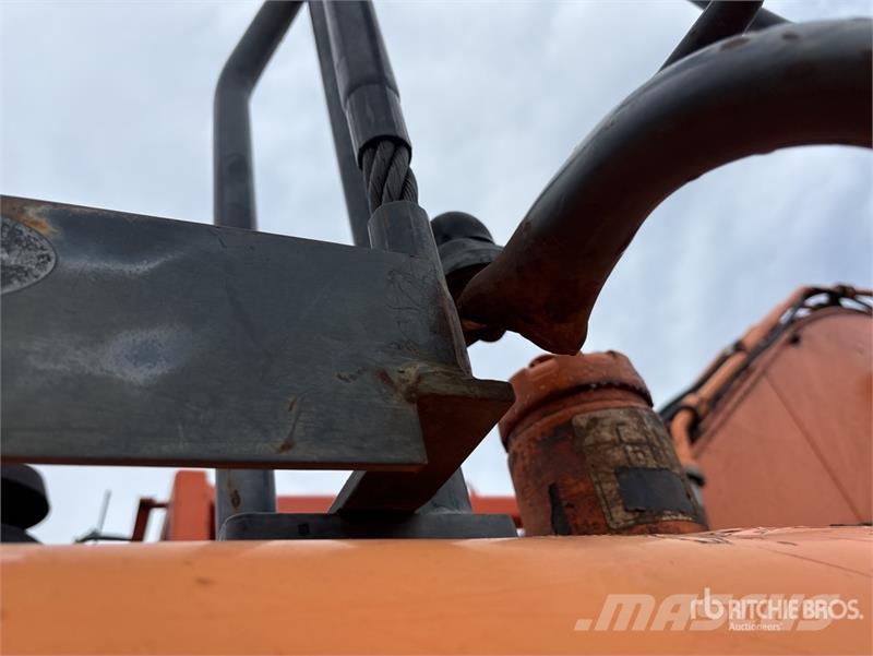 Doosan DX300LC Tracked Excavator 履带挖掘机