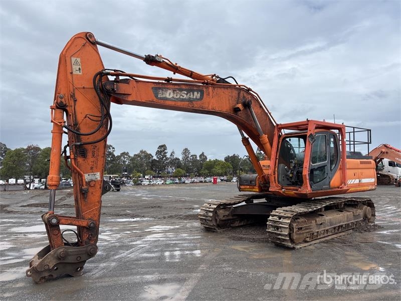 Doosan DX300LC Tracked Excavator 履带挖掘机
