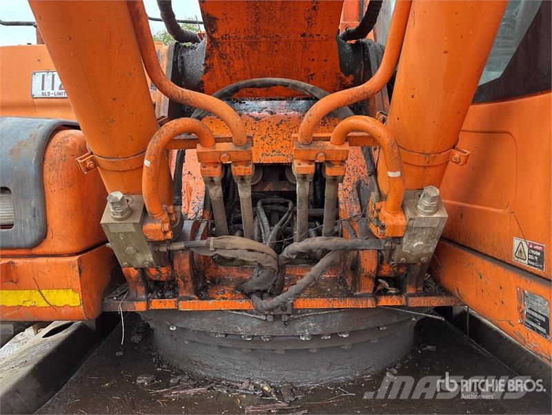 Doosan DX300LC Tracked Excavator 履带挖掘机