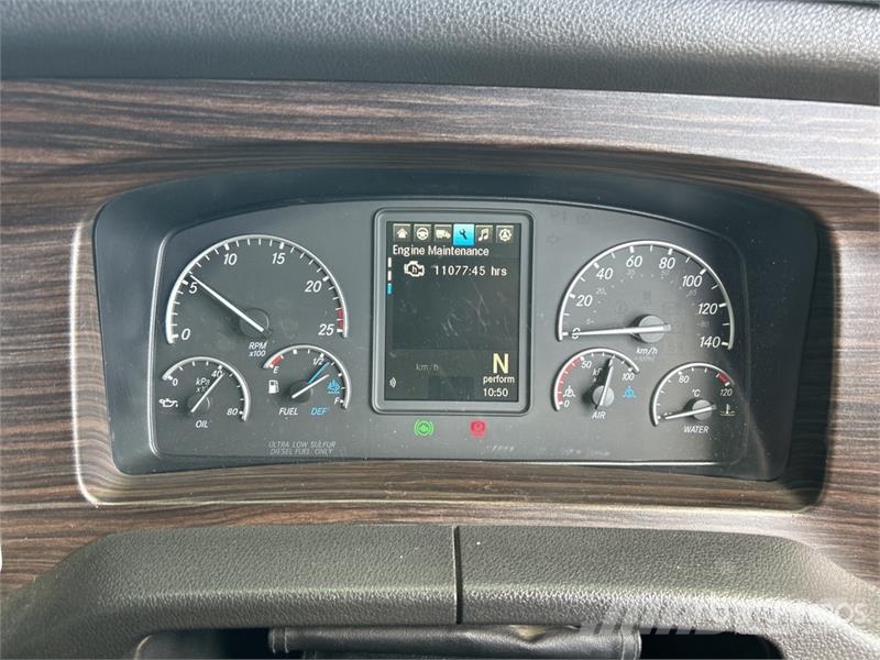 Freightliner Cascadia 126 6x4 T/A Sleeper Truck Tractor Vetopöytäautot