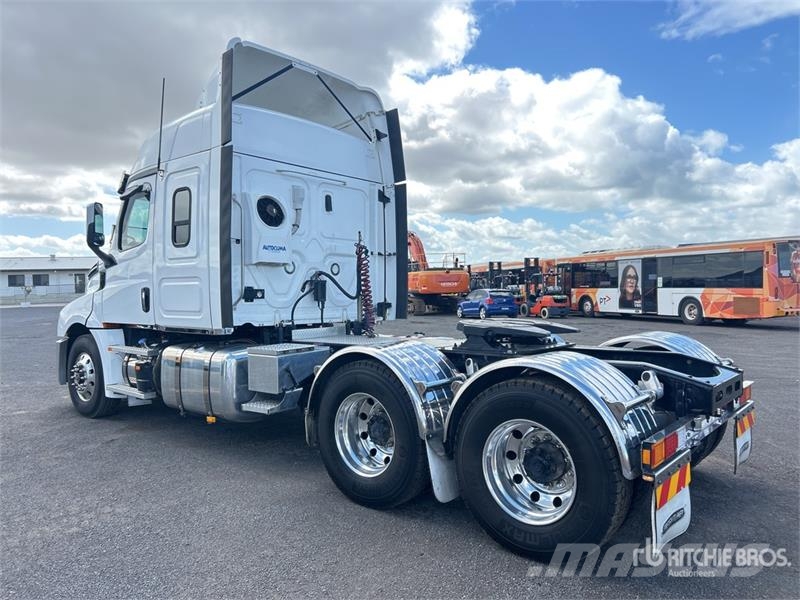 Freightliner Cascadia 126 6x4 T/A Sleeper Truck Tractor Vetopöytäautot