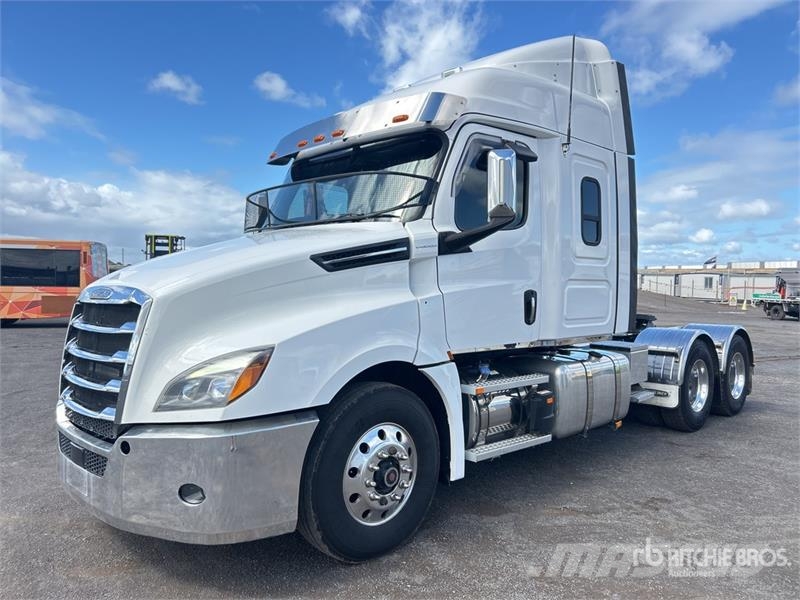 Freightliner Cascadia 126 6x4 T/A Sleeper Truck Tractor Vetopöytäautot