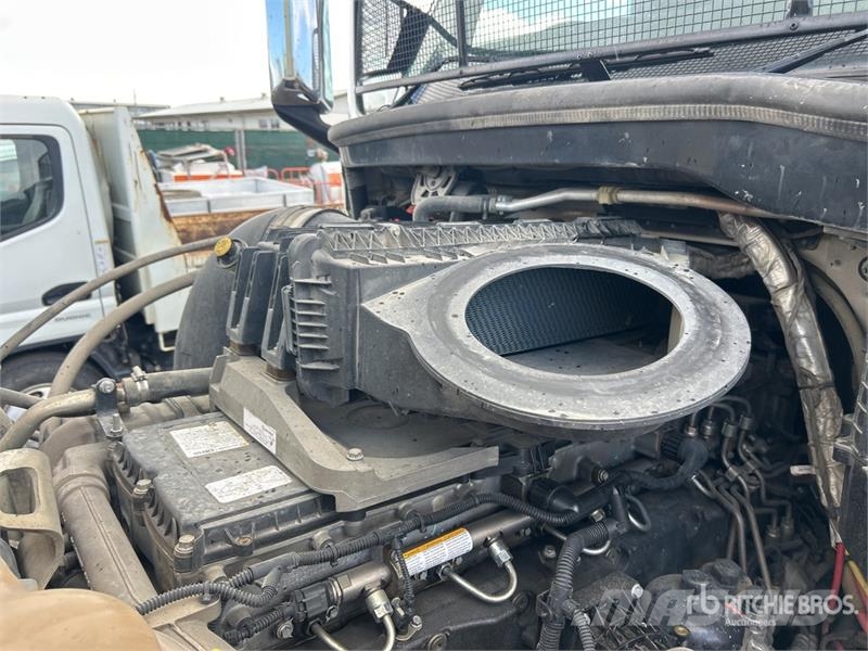Freightliner Cascadia 126 6x4 T/A Sleeper Truck Tractor Vetopöytäautot