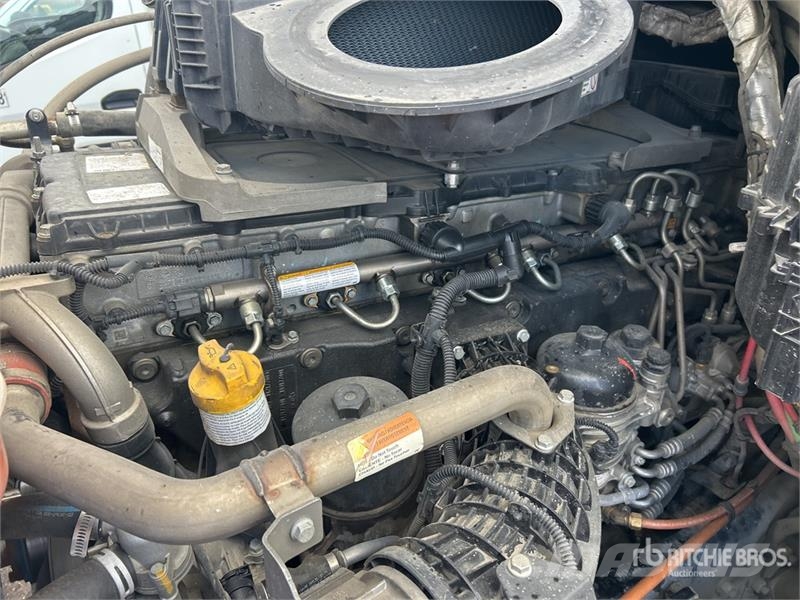 Freightliner Cascadia 126 6x4 T/A Sleeper Truck Tractor Vetopöytäautot