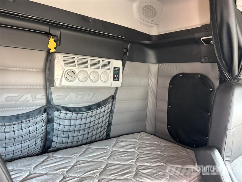 Freightliner Cascadia 126 6x4 T/A Sleeper Truck Tractor Vetopöytäautot