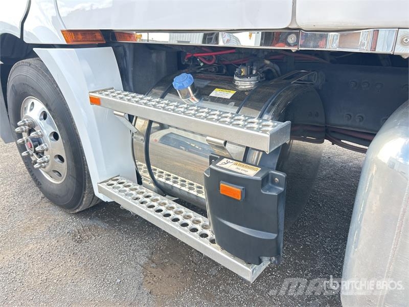 Freightliner Cascadia 126 6x4 T/A Sleeper Truck Tractor Vetopöytäautot