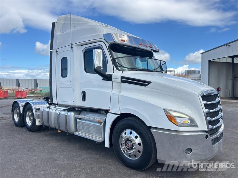 Freightliner Cascadia 126 6x4 T/A Sleeper Truck Tractor Vetopöytäautot