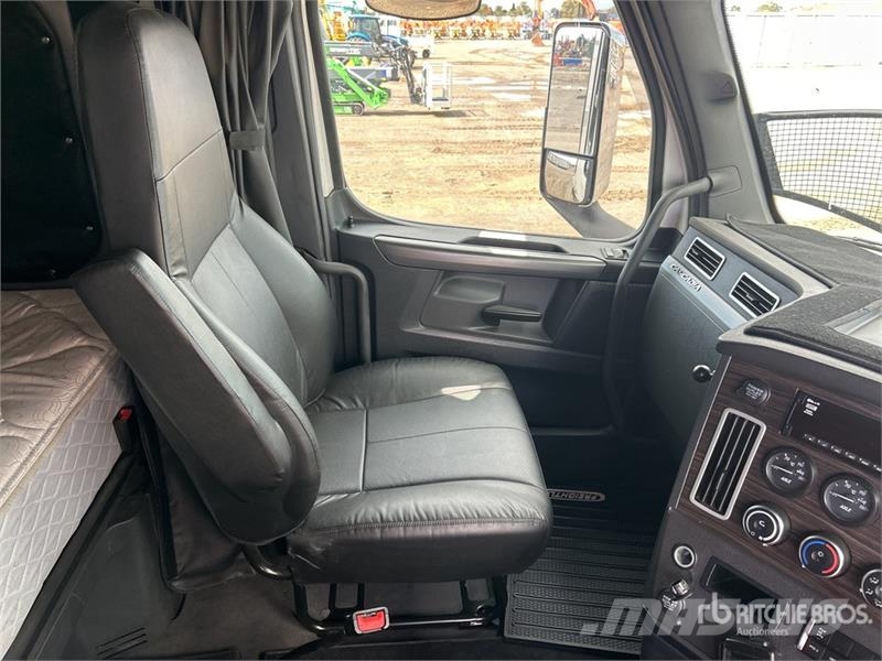 Freightliner Cascadia 126 6x4 T/A Sleeper Truck Tractor Vetopöytäautot