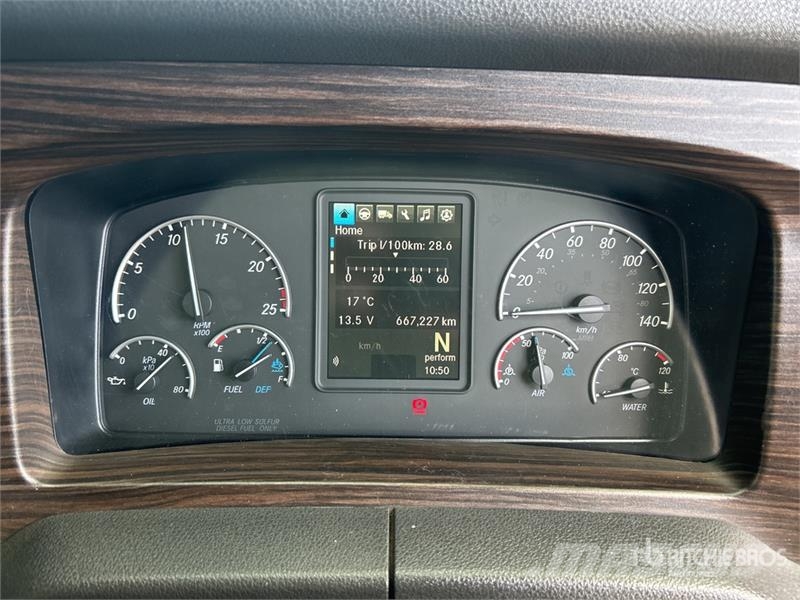 Freightliner Cascadia 126 6x4 T/A Sleeper Truck Tractor Vetopöytäautot