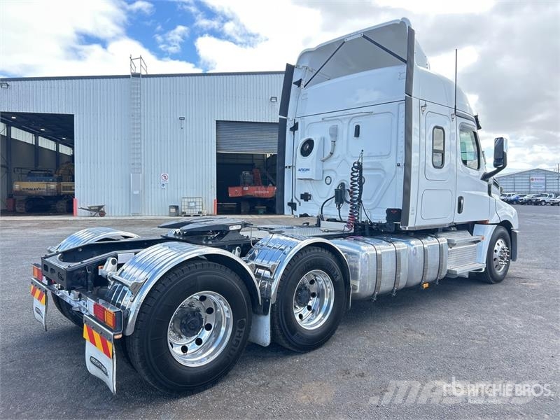 Freightliner Cascadia 126 6x4 T/A Sleeper Truck Tractor Vetopöytäautot