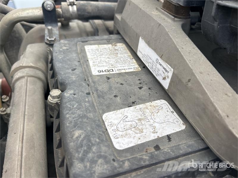 Freightliner Cascadia 126 6x4 T/A Sleeper Truck Tractor Vetopöytäautot