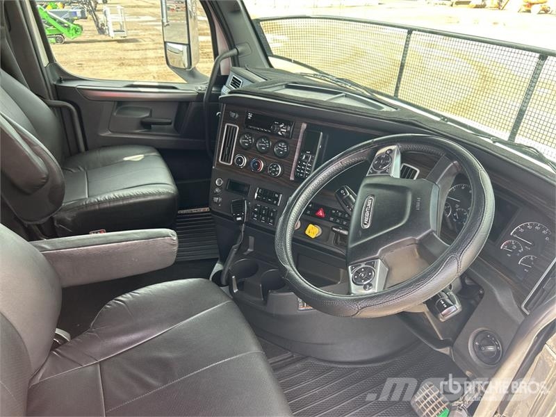Freightliner Cascadia 126 6x4 T/A Sleeper Truck Tractor Vetopöytäautot