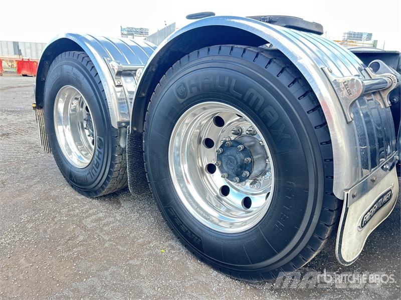 Freightliner Cascadia 126 6x4 T/A Sleeper Truck Tractor Vetopöytäautot