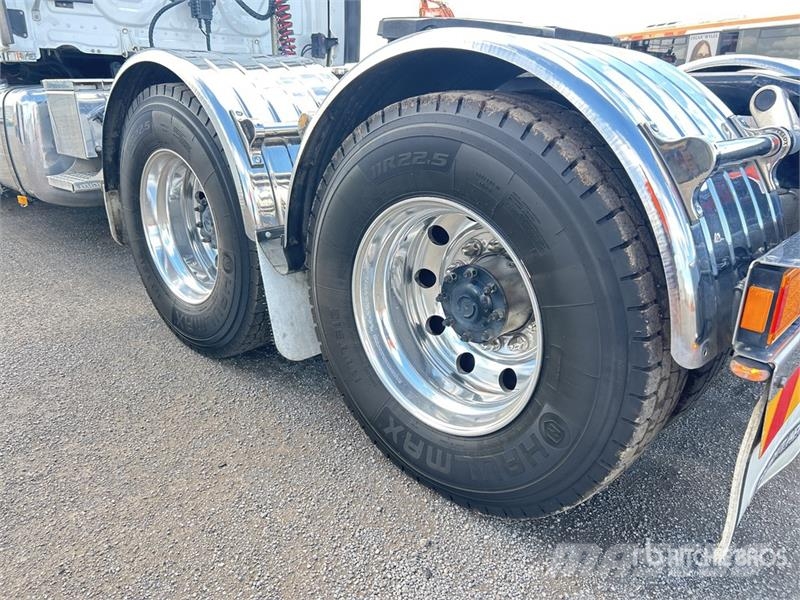 Freightliner Cascadia 126 6x4 T/A Sleeper Truck Tractor Vetopöytäautot