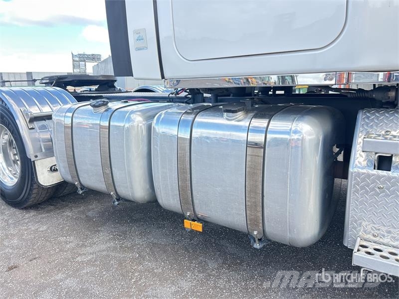 Freightliner Cascadia 126 6x4 T/A Sleeper Truck Tractor Vetopöytäautot