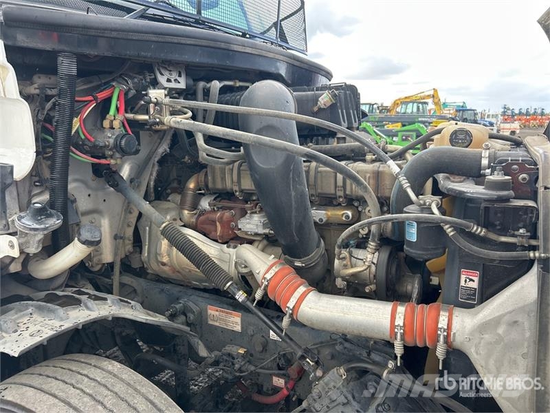 Freightliner Cascadia 126 6x4 T/A Sleeper Truck Tractor Vetopöytäautot
