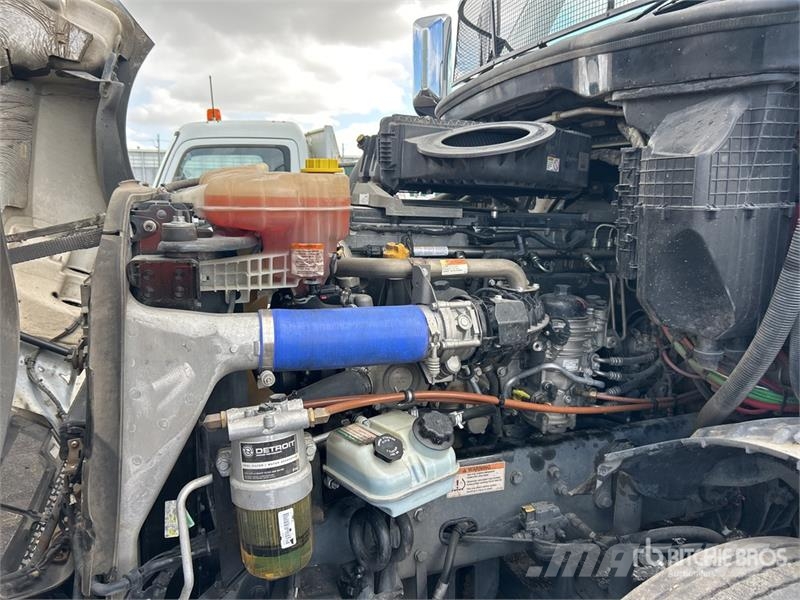 Freightliner Cascadia 126 6x4 T/A Sleeper Truck Tractor Vetopöytäautot