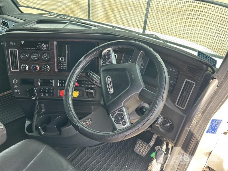 Freightliner Cascadia 126 6x4 T/A Sleeper Truck Tractor Vetopöytäautot