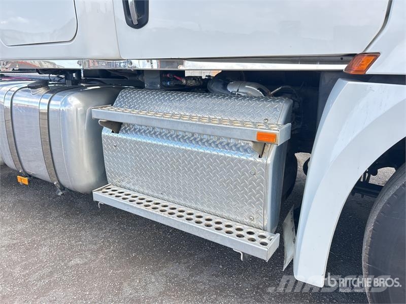 Freightliner Cascadia 126 6x4 T/A Sleeper Truck Tractor Vetopöytäautot