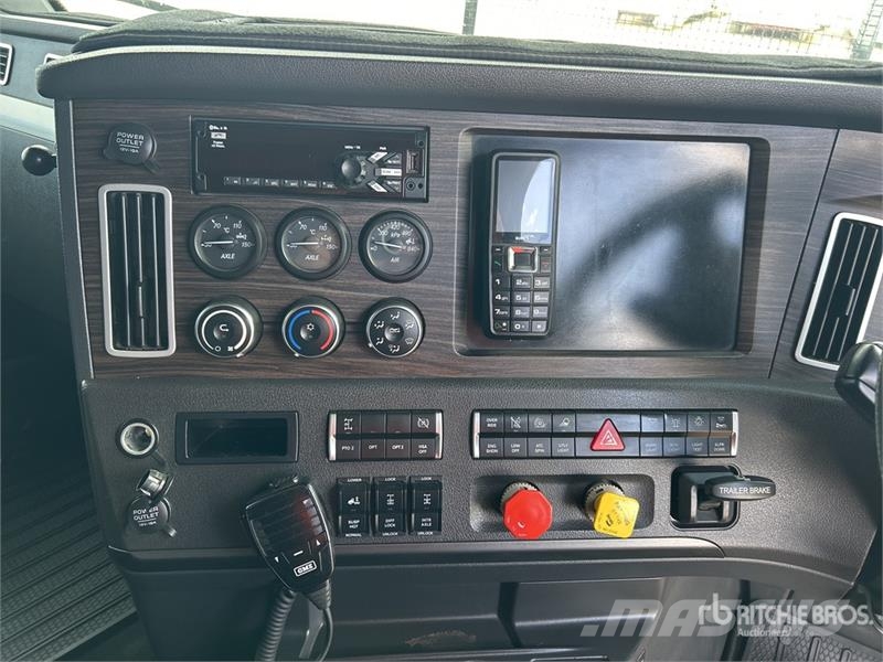 Freightliner Cascadia 126 6x4 T/A Sleeper Truck Tractor Vetopöytäautot