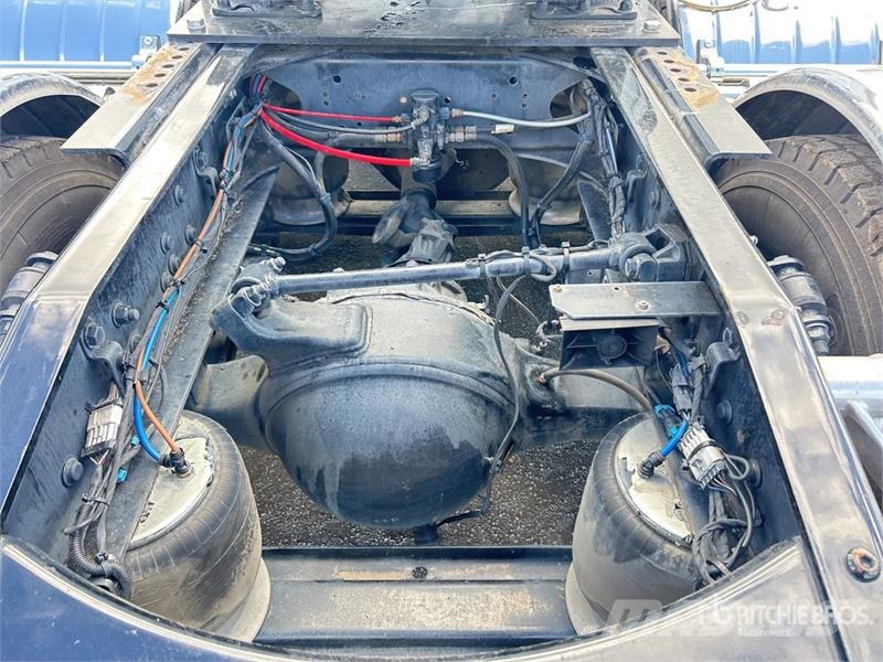 Freightliner Cascadia 126 6x4 T/A Sleeper Truck Tractor Vetopöytäautot