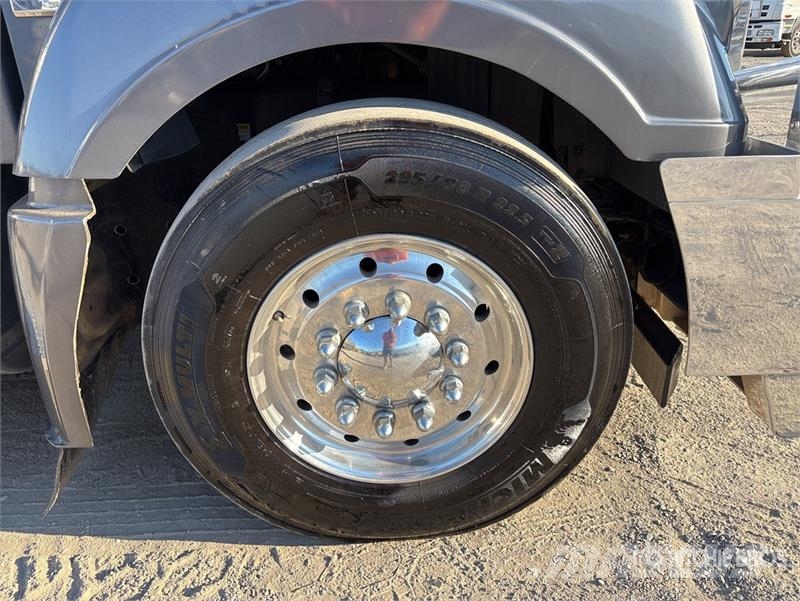 Freightliner Coronado 6x4 T/A Sleeper Truck Tractor Trekkers