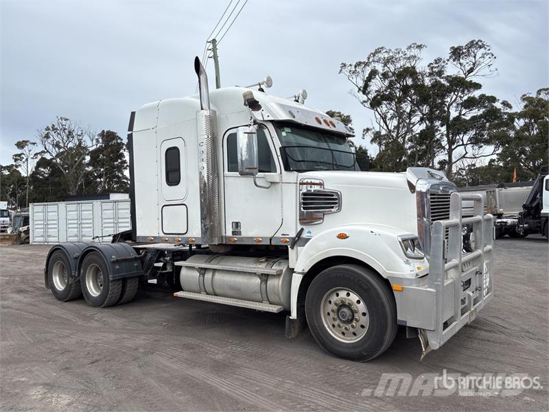 Freightliner Coronado 114 6x4 T/A Sleeper Truck Tractor Vetopöytäautot