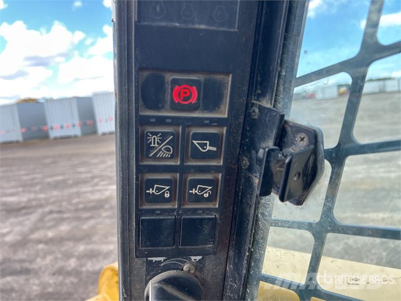 Gehl R165 Skid Steer Loader Skid steer loaders
