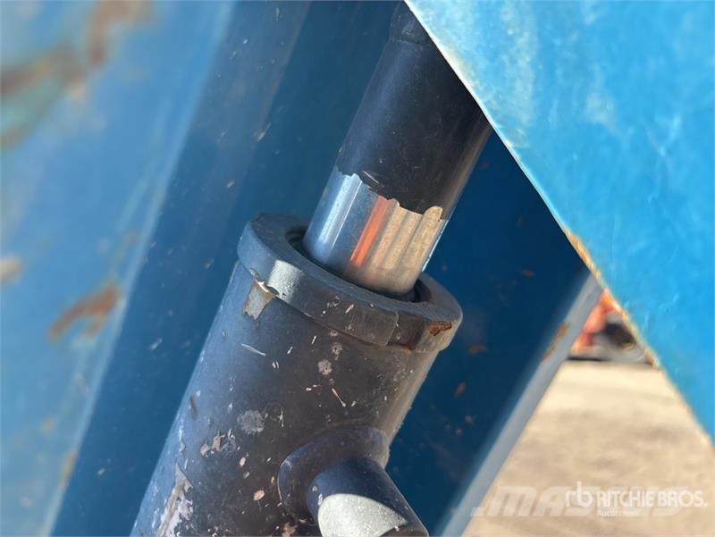 Genie S-65 TRAX 2WD Diesel Articulating Boom Lift Articulated boom lifts
