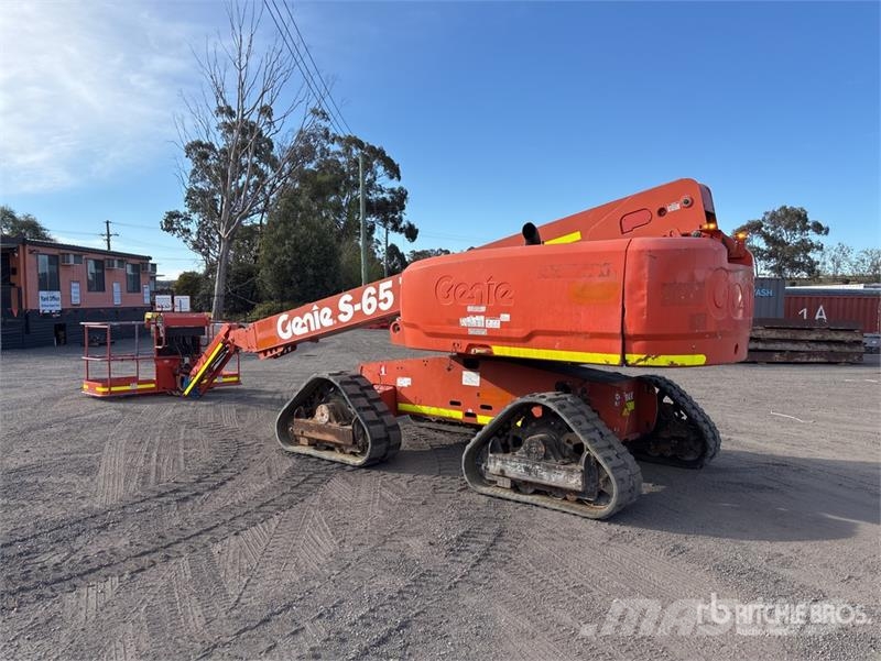 Genie S65 TRAX Crawler Diesel Articulating Boom Lift Articulated boom lifts