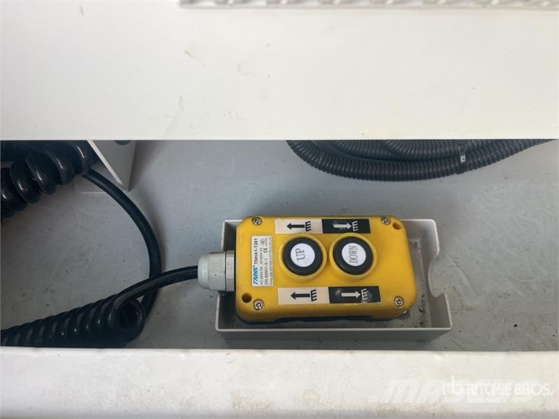Globe GP43K Solar Light Tower (Inoperable) Light towers