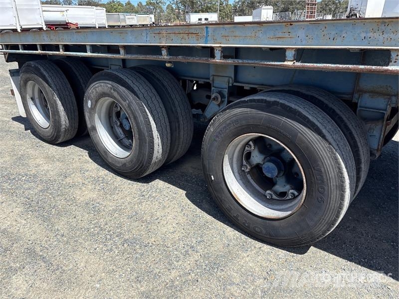 Haulmark 13.5 m Tri/A Flatbed Trailer Flatbed/Dropside trailers