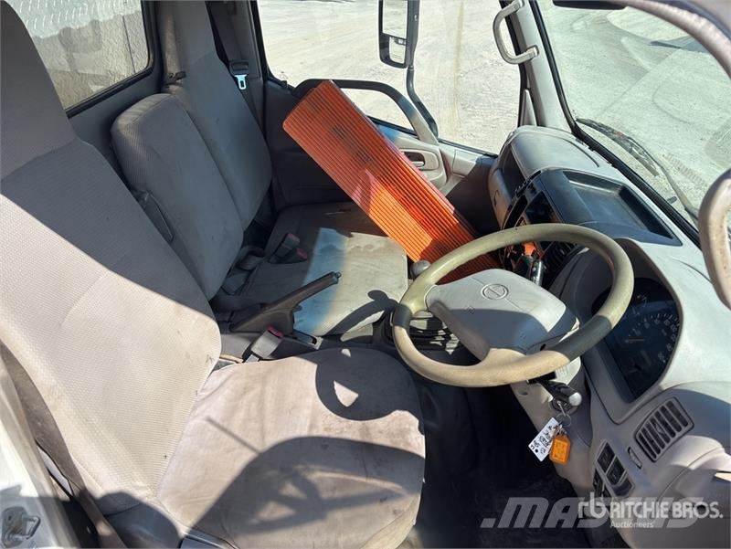 Hino 300 多目的/汎用車両