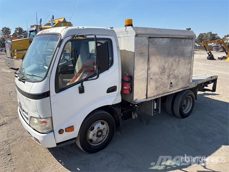 Hino 300 多目的/汎用車両