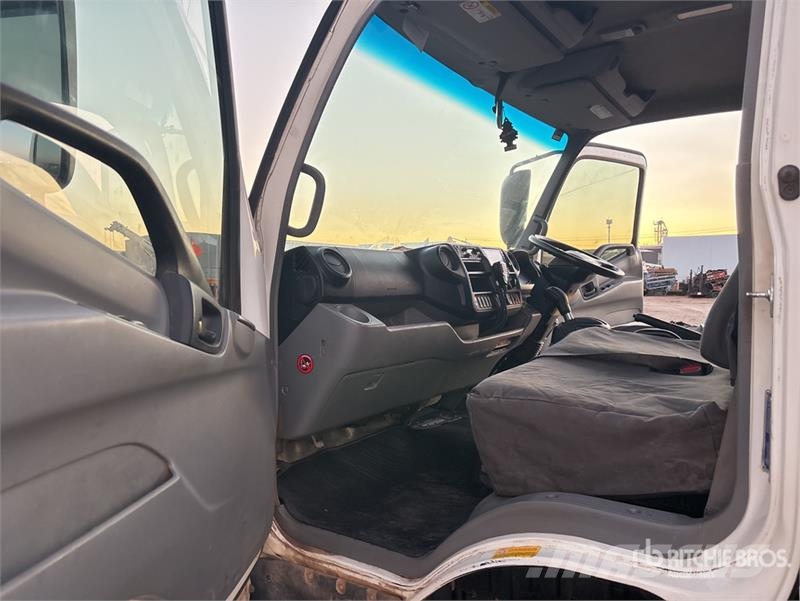 Hino 300 Tienhoitoautot