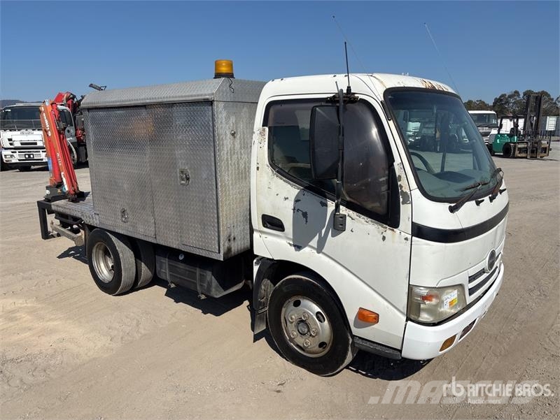 Hino 300 4x2 Flatbed Truck with Crane Camion plateau ridelle avec grue