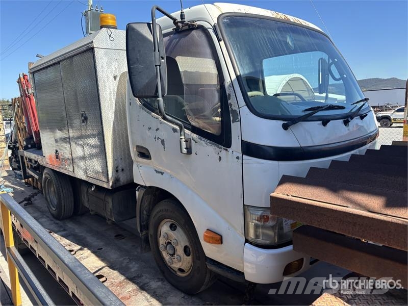 Hino 300 4x2 Flatbed Truck with Crane Camion plateau ridelle avec grue