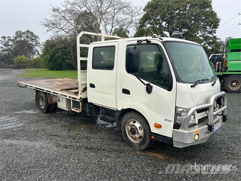 Hino 300 Series 4x2 Dual Cab Flatbed Truck Tovornjaki s kesonom/platojem