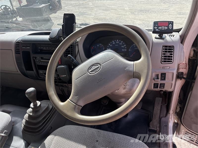 Hino Dutro 4x2 Refrigerated Truck Camiões caixa temperatura controlada