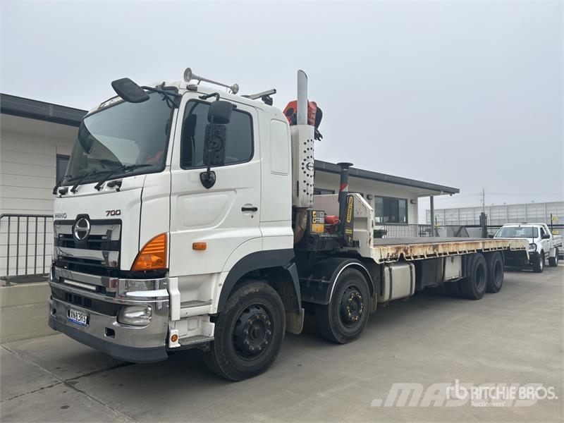 Hino FY 700 Series 8x4 Twin-Steer Flatbed Truck with Cr Camiones grúa
