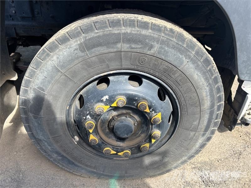 Hino FY 700 Series 8x4 Twin-Steer w/ 2013 Palfinger PK1 Vlakke laadvloer met kraan