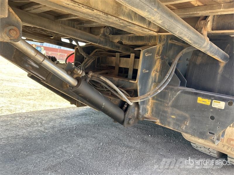 Hino FY 700 Series 8x4 Twin-Steer w/ 2013 Palfinger PK1 Vlakke laadvloer met kraan