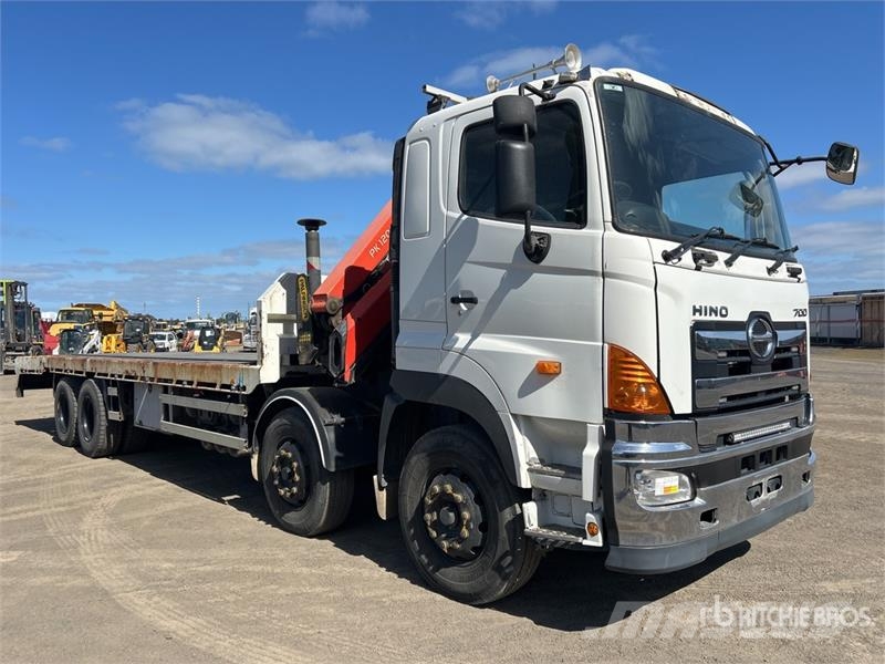 Hino FY 700 Series 8x4 Twin-Steer w/ 2013 Palfinger PK1 Vlakke laadvloer met kraan