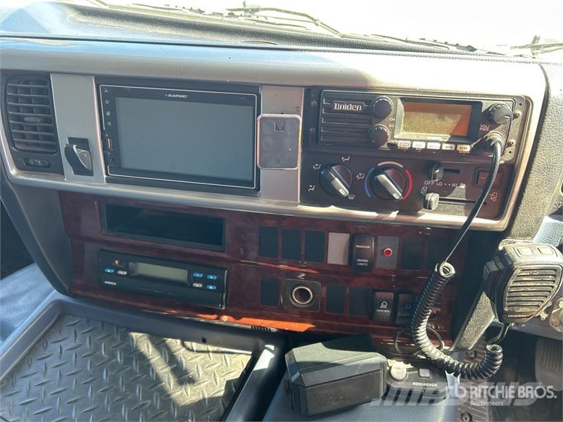 Hino FY 700 Series 8x4 Twin-Steer w/ 2013 Palfinger PK1 Vlakke laadvloer met kraan