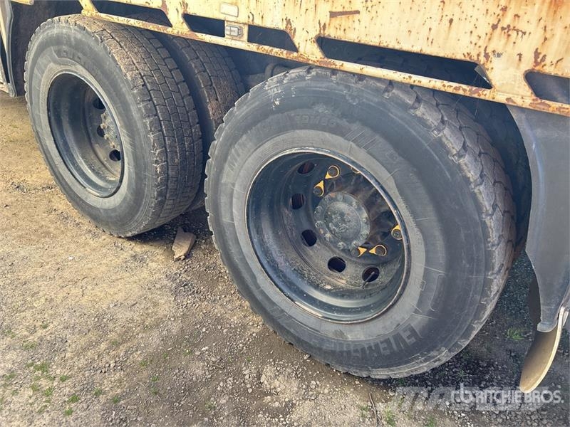 Hino FY 700 Series 8x4 Twin-Steer w/ 2013 Palfinger PK1 Vlakke laadvloer met kraan