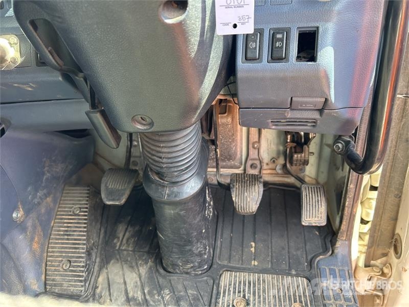 Hino FY 700 Series 8x4 Twin-Steer w/ 2013 Palfinger PK1 Vlakke laadvloer met kraan
