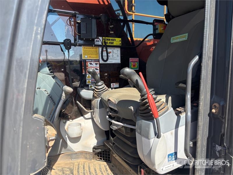 Hitachi ZX225USLC-5 Raupenbagger
