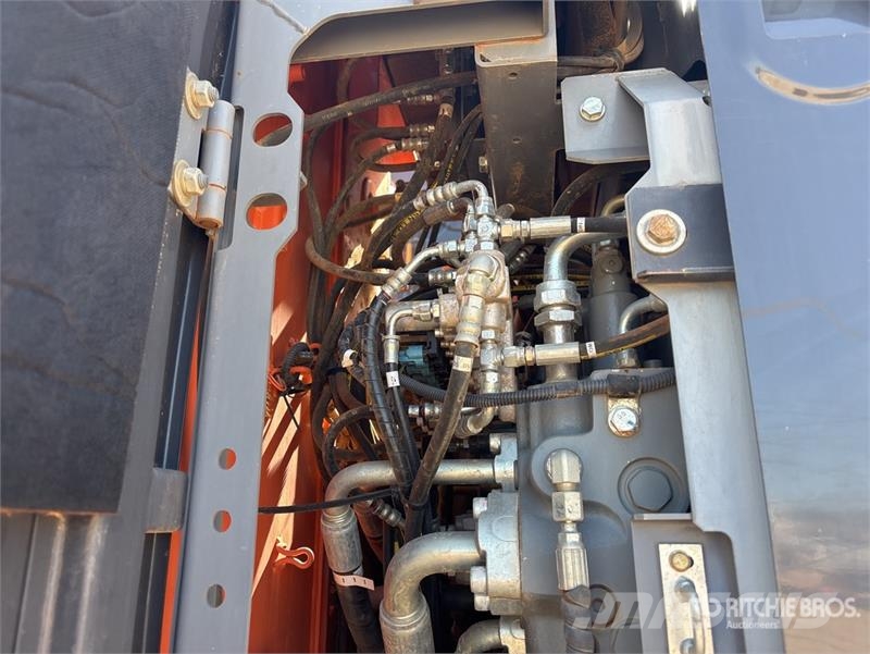 Hitachi ZX225USLC-5 Raupenbagger